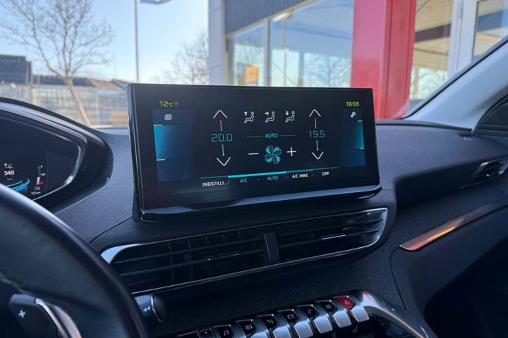 Grå Peugeot 3008 fra 2022