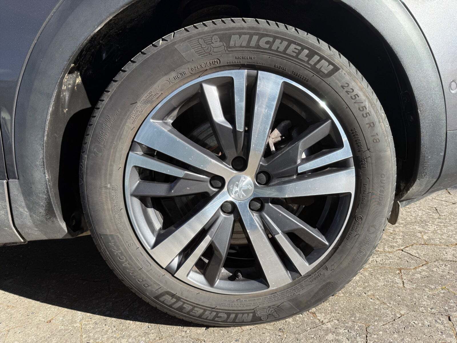 Grå Peugeot 3008 fra 2022