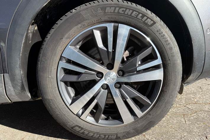 Grå Peugeot 3008 fra 2022