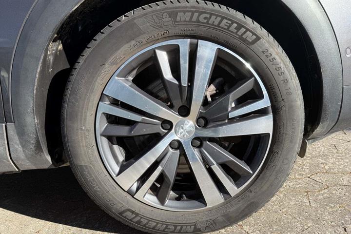 Grå Peugeot 3008 fra 2022