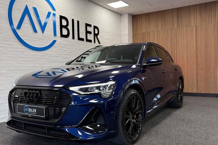 Blå Audi e-tron fra 2022 set udefra