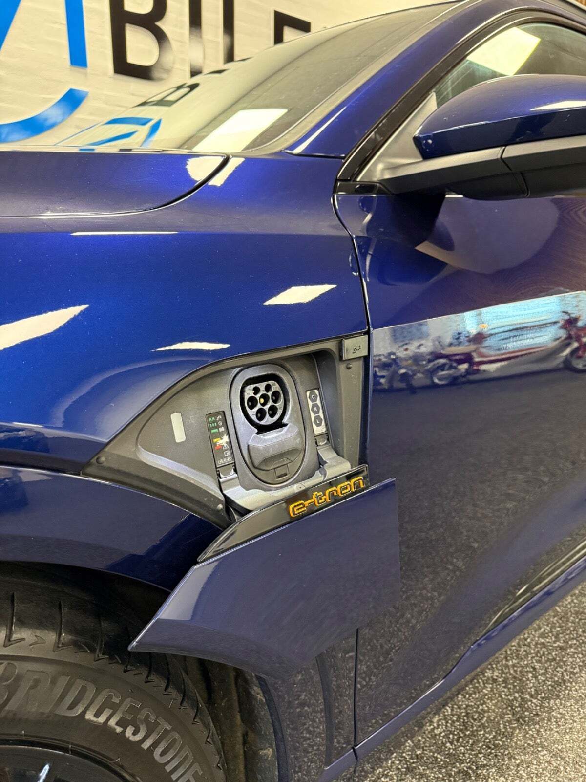Blå Audi e-tron fra 2022
