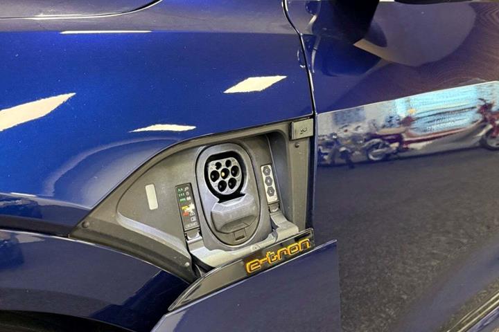 Blå Audi e-tron fra 2022