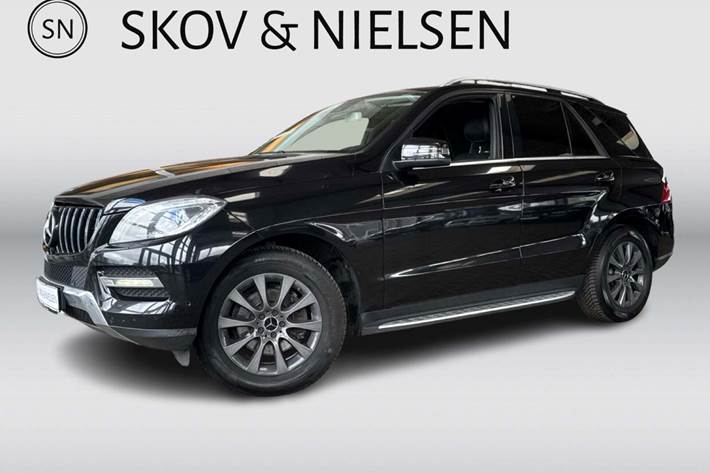 Sort Mercedes ML350 fra 2014 set udefra