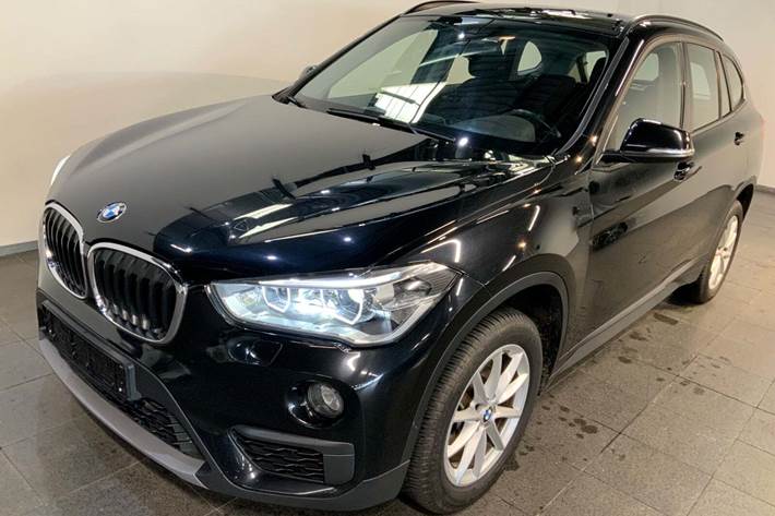 Sort BMW X1 fra 2018 set udefra