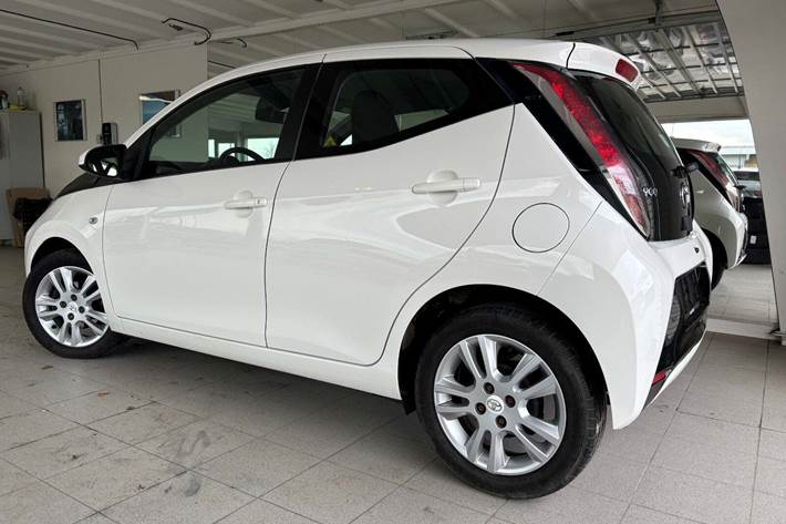 Hvid Toyota Aygo fra 2015