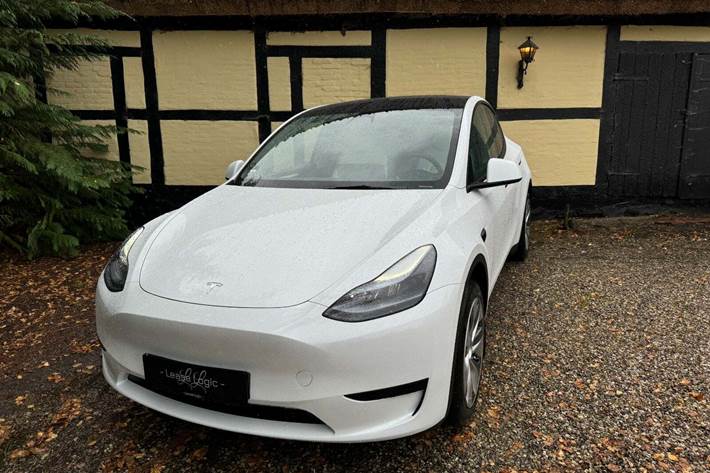 Hvid Tesla Model Y fra 2023