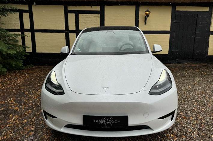 Hvid Tesla Model Y fra 2023