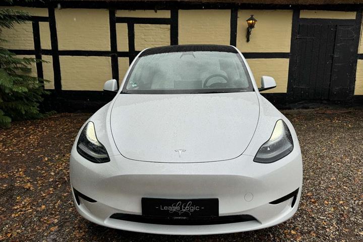 Hvid Tesla Model Y fra 2023