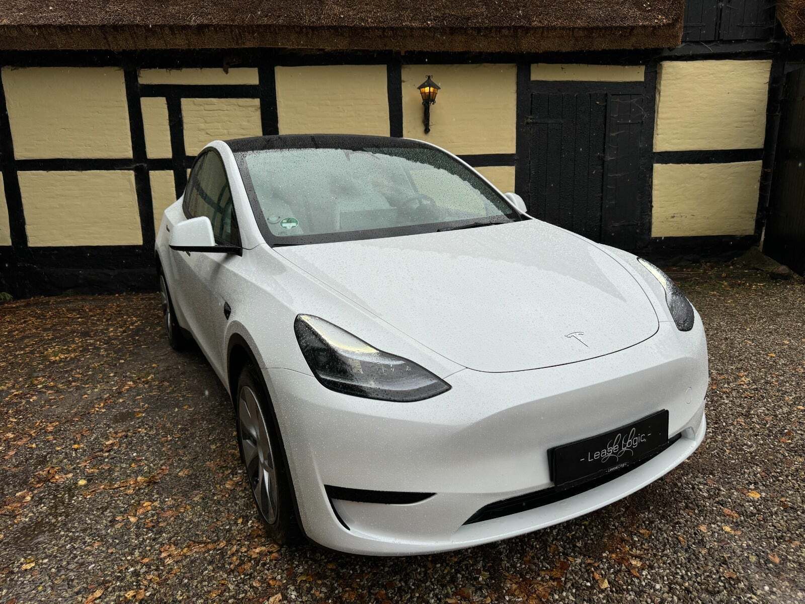 Hvid Tesla Model Y fra 2023