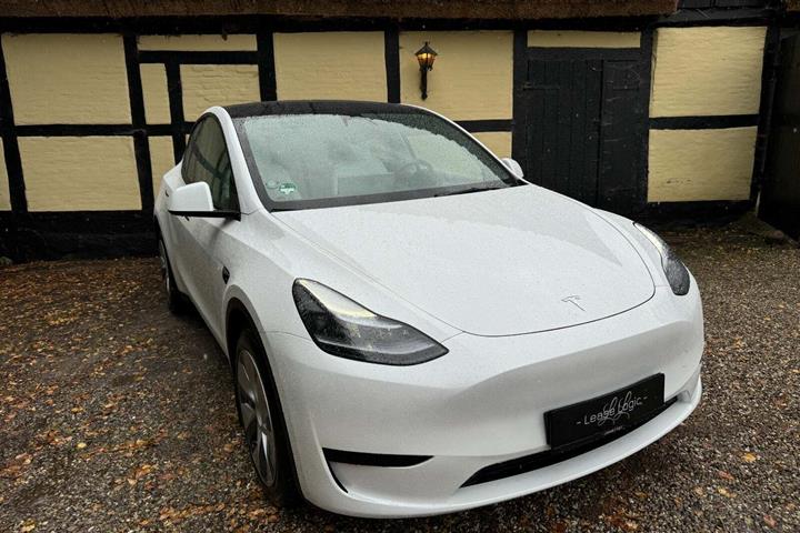 Hvid Tesla Model Y fra 2023