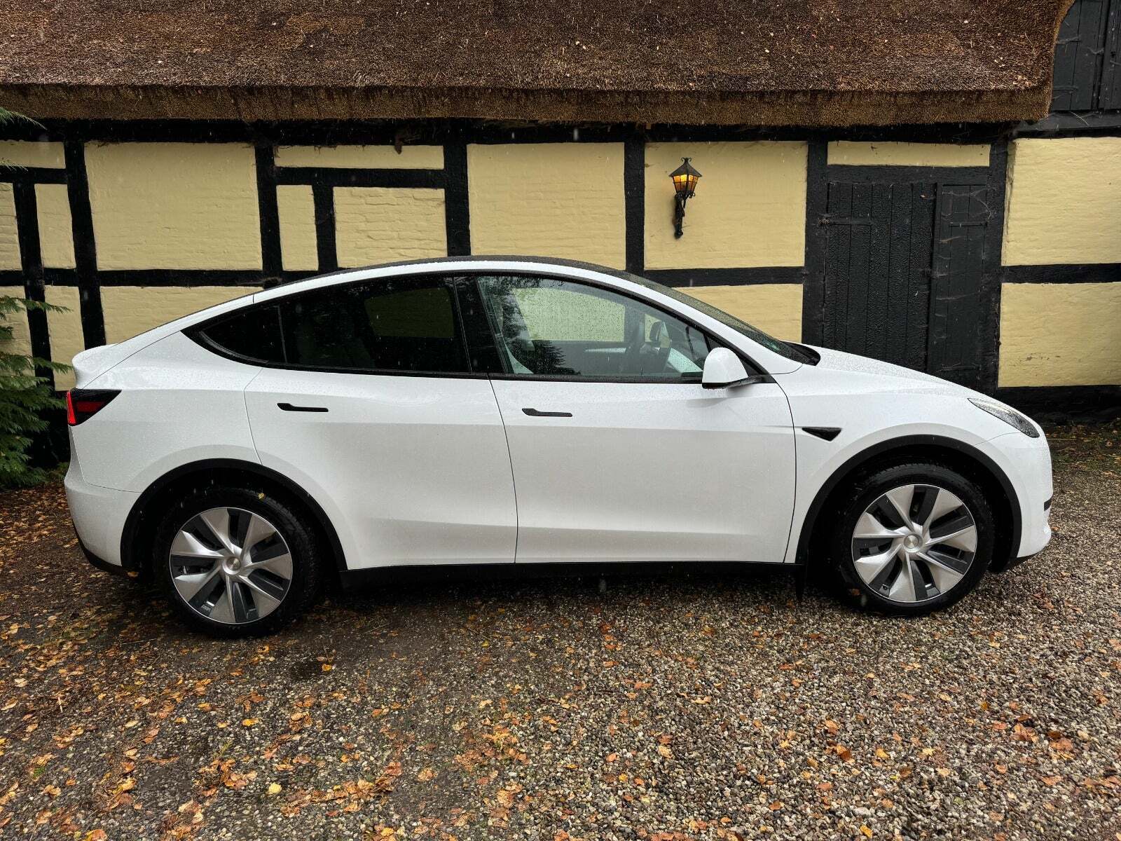 Hvid Tesla Model Y fra 2023