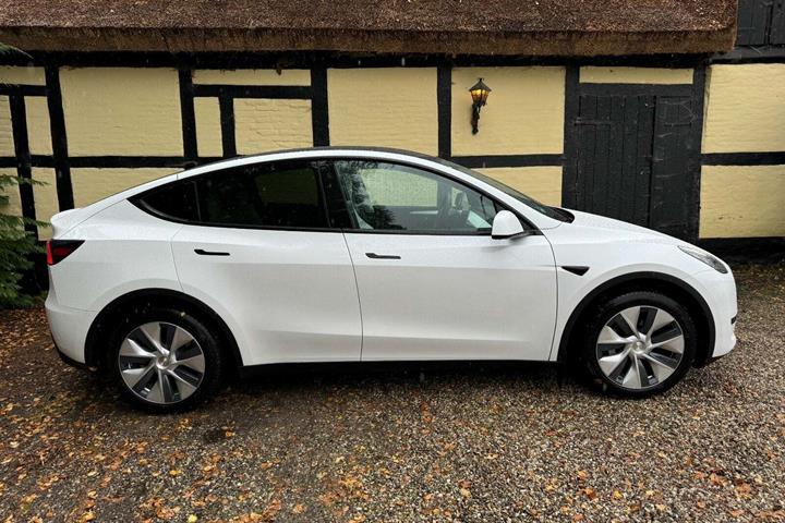 Hvid Tesla Model Y fra 2023