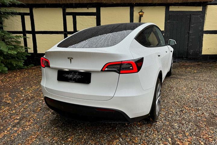 Hvid Tesla Model Y fra 2023