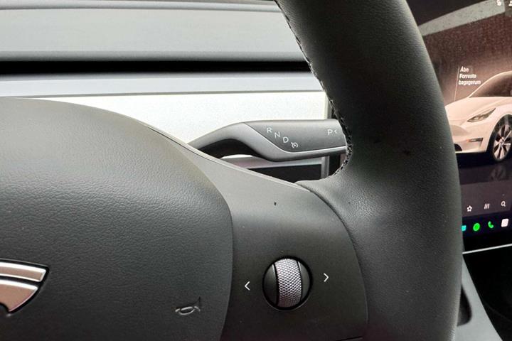 Hvid Tesla Model Y fra 2023