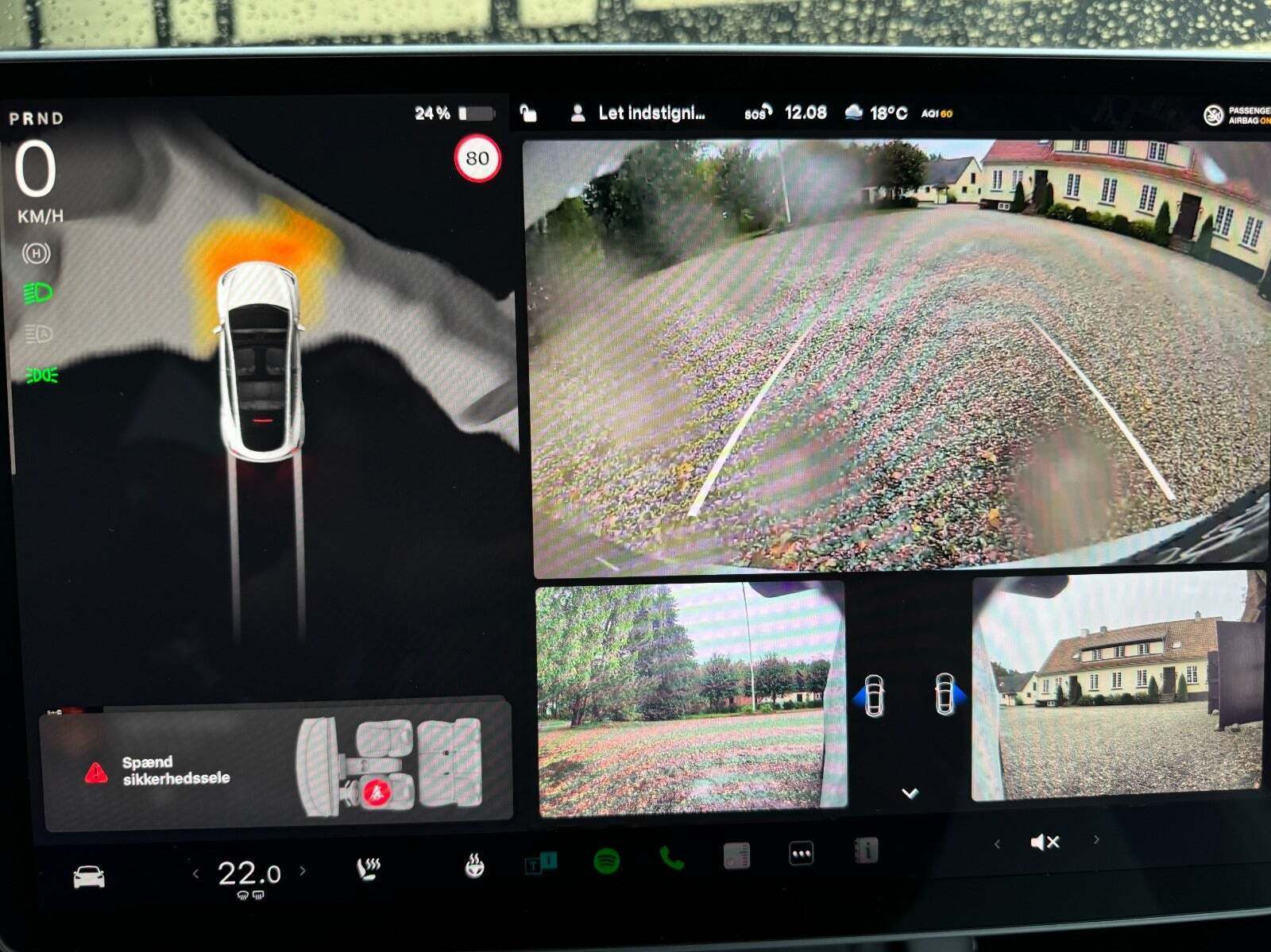 Hvid Tesla Model Y fra 2023