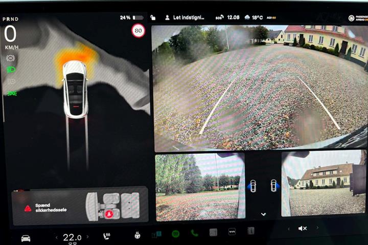 Hvid Tesla Model Y fra 2023