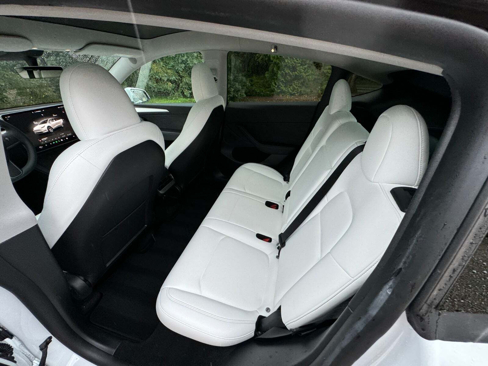 Hvid Tesla Model Y fra 2023