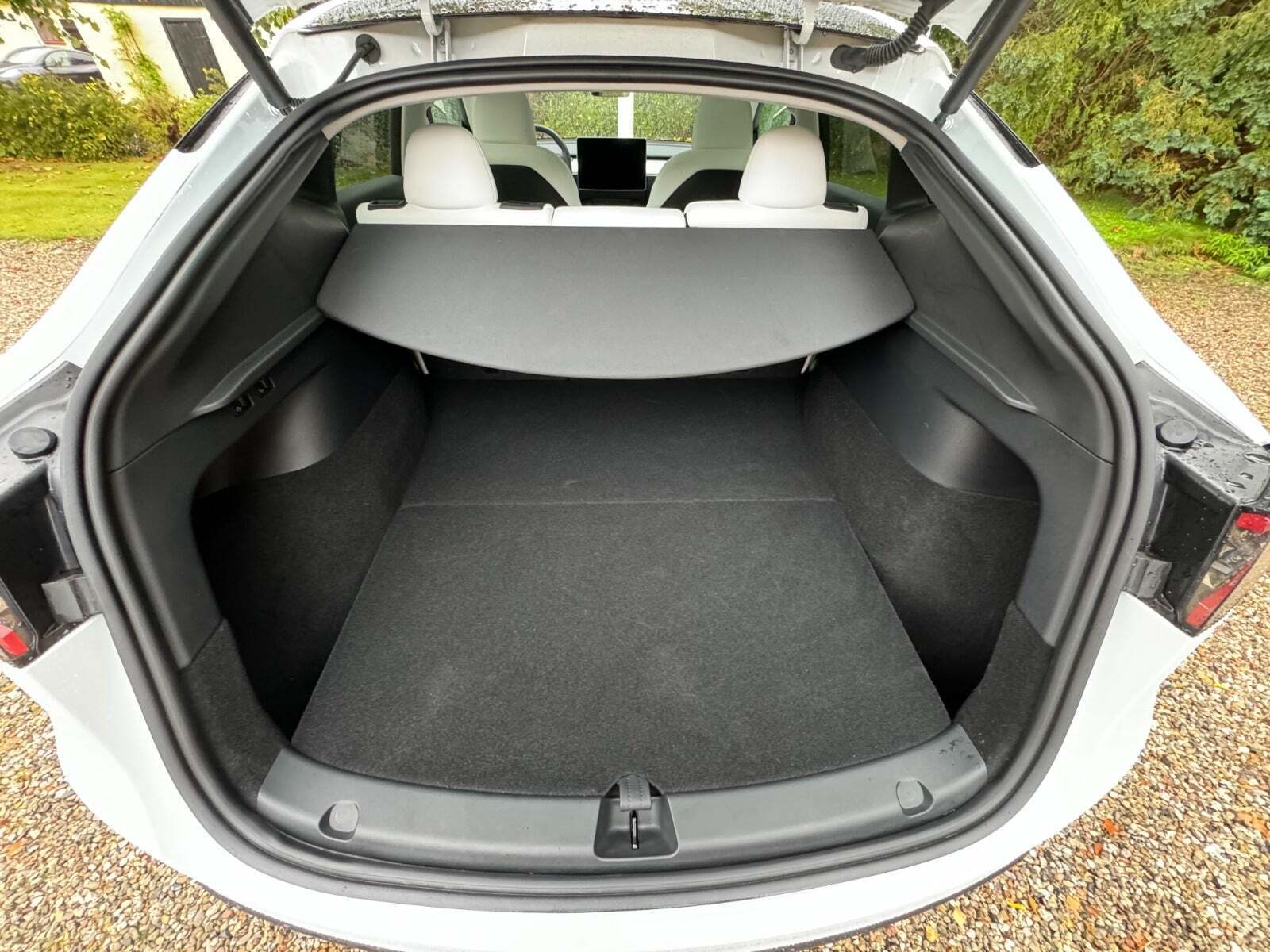 Hvid Tesla Model Y fra 2023