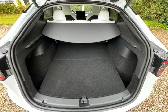 Hvid Tesla Model Y fra 2023