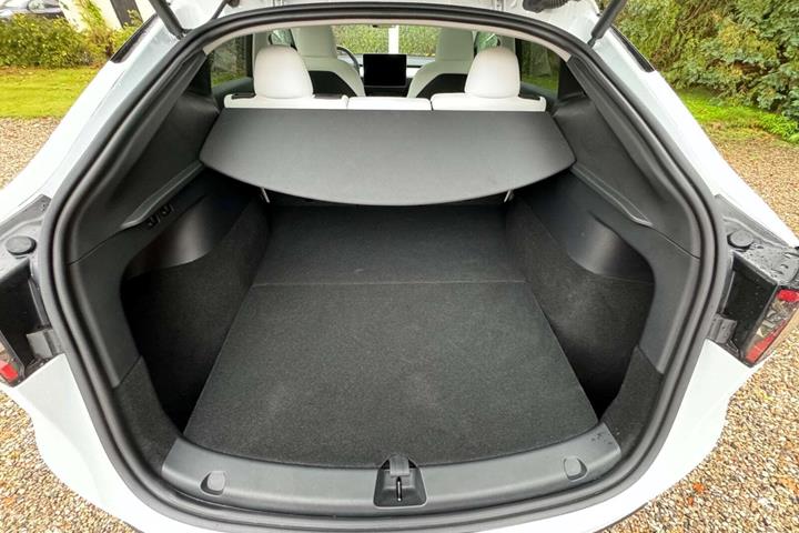 Hvid Tesla Model Y fra 2023