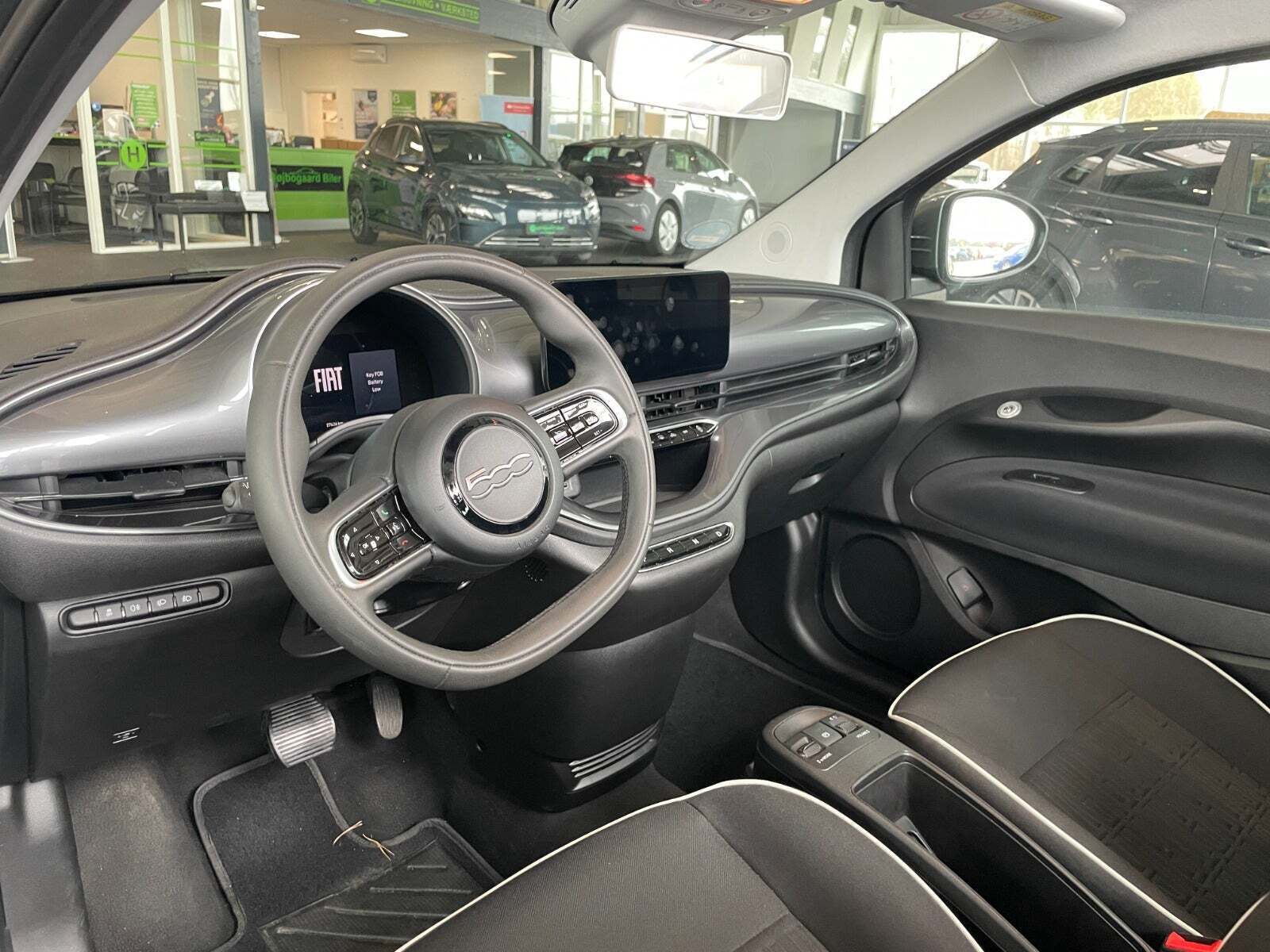 Grå Fiat 500e fra 2023