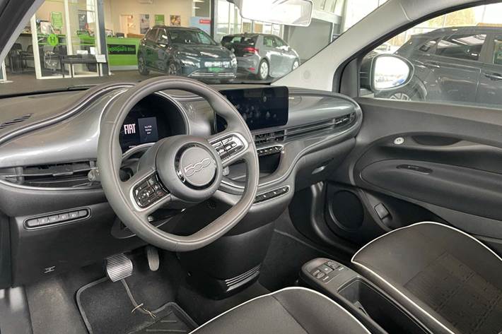 Grå Fiat 500e fra 2023