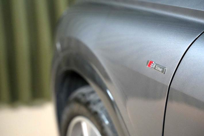 Grå Audi Q4 e-tron fra 2024