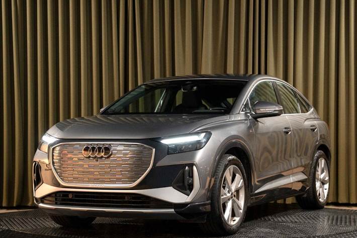 Grå Audi Q4 e-tron fra 2024