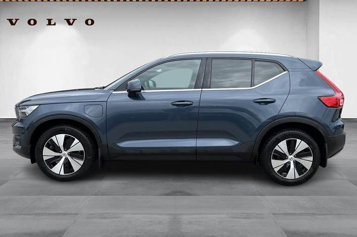 Blå Volvo XC40 fra 2021