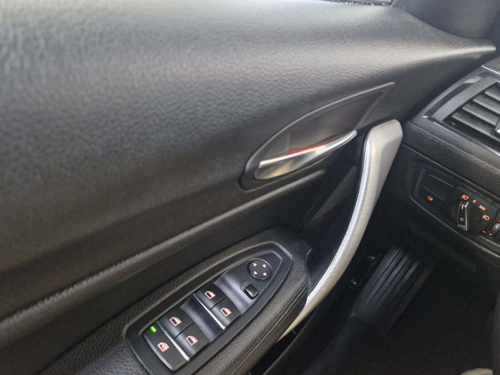 Grå BMW 118i fra 2018