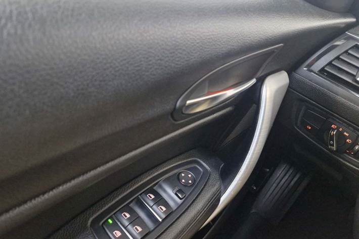 Grå BMW 118i fra 2018