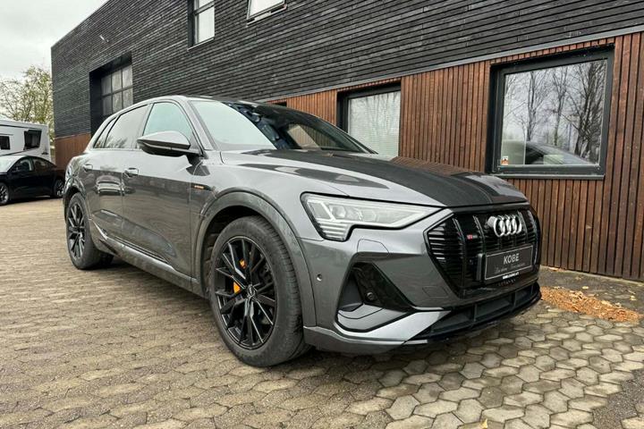 Grå Audi e-tron fra 2021 set udefra