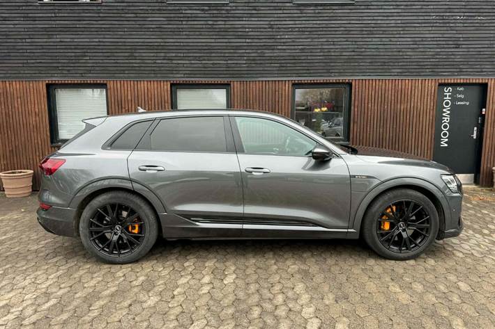 Grå Audi e-tron fra 2021