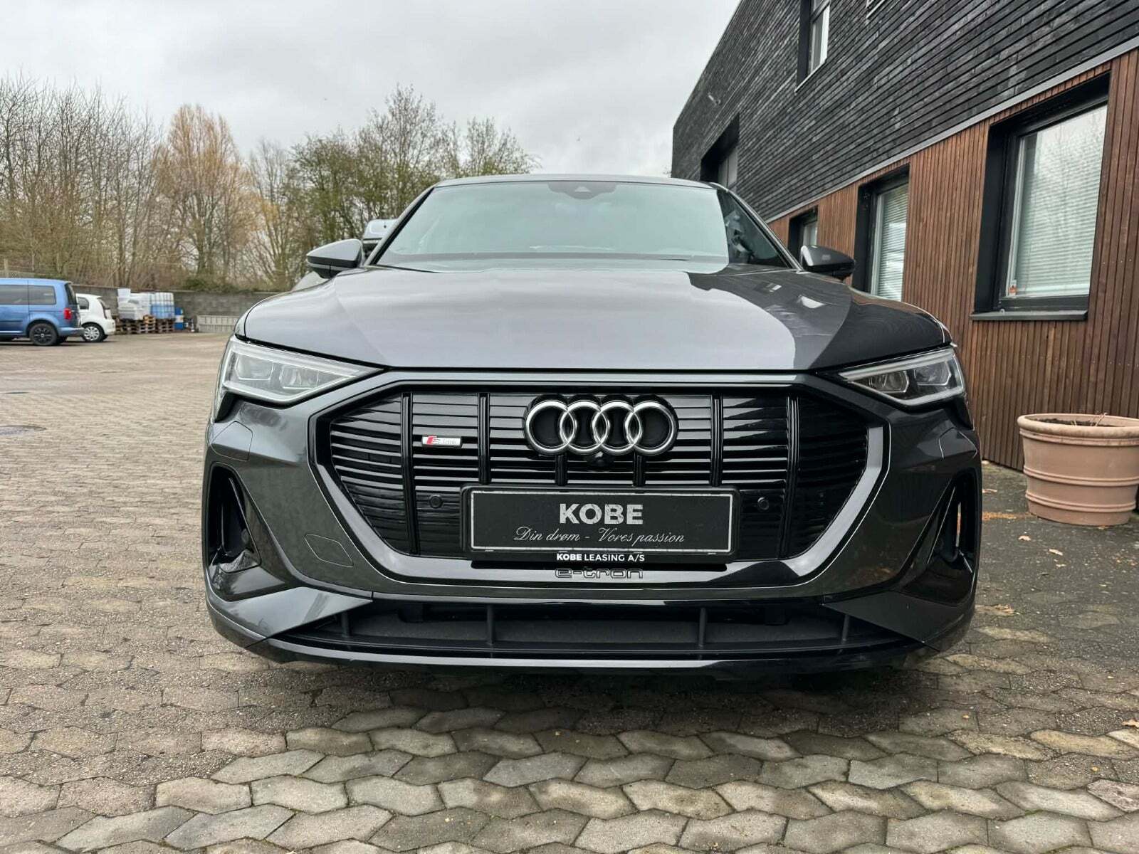 Grå Audi e-tron fra 2021
