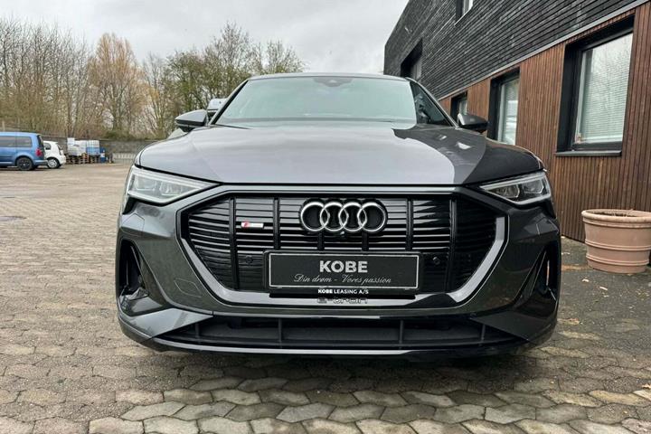 Grå Audi e-tron fra 2021