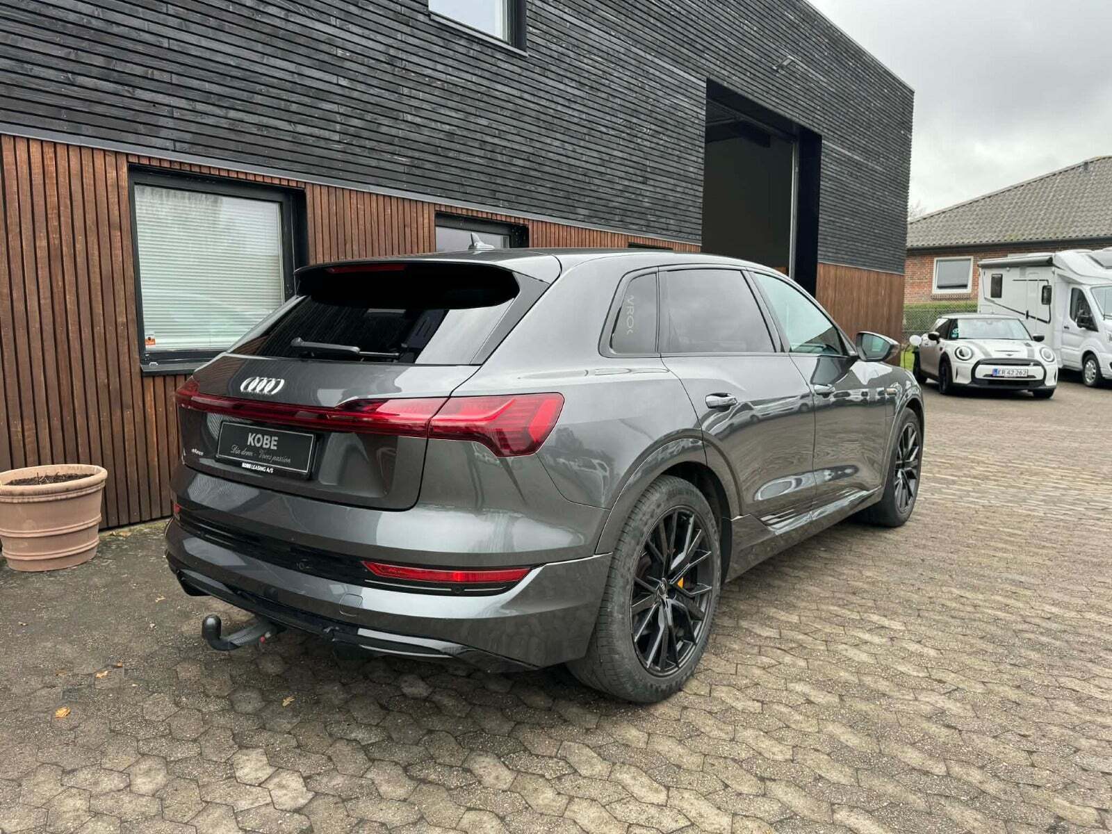 Grå Audi e-tron fra 2021