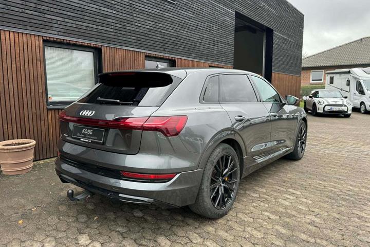 Grå Audi e-tron fra 2021