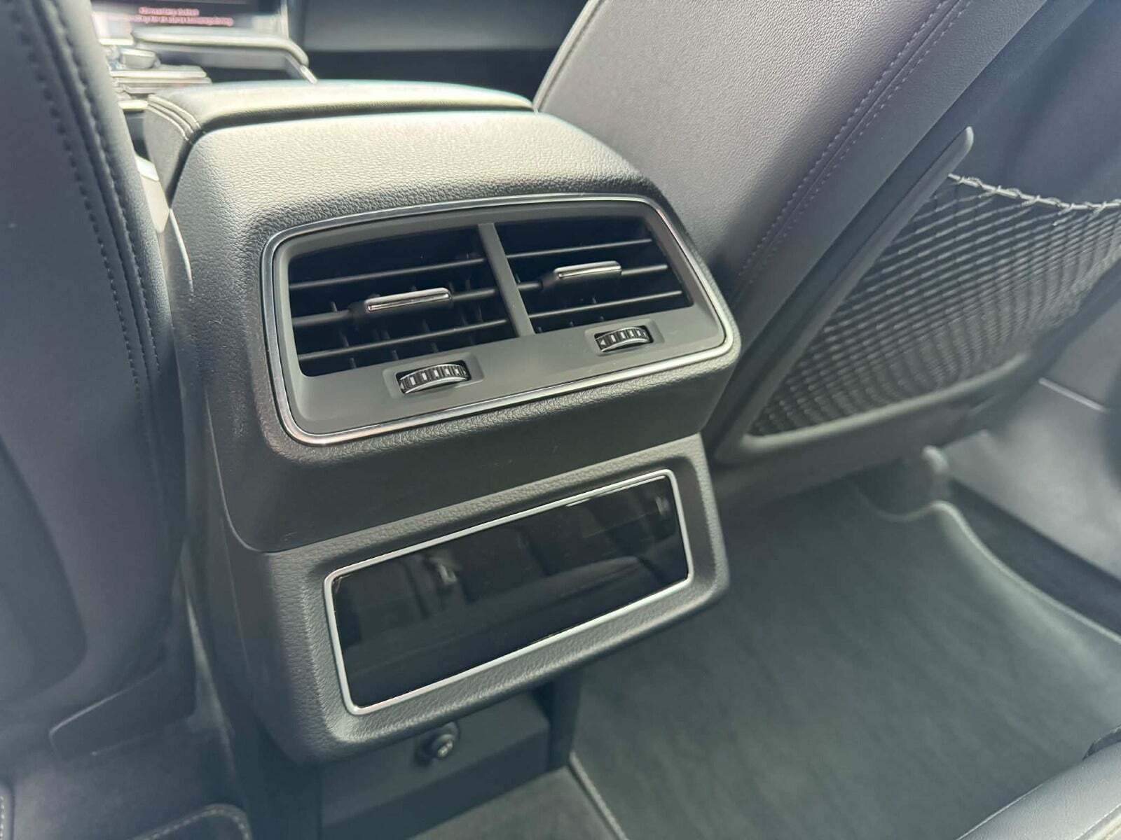 Grå Audi e-tron fra 2021