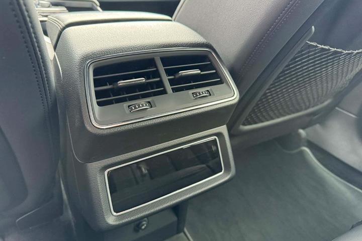 Grå Audi e-tron fra 2021