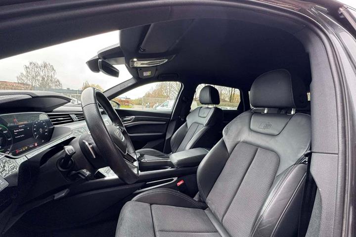 Grå Audi e-tron fra 2021