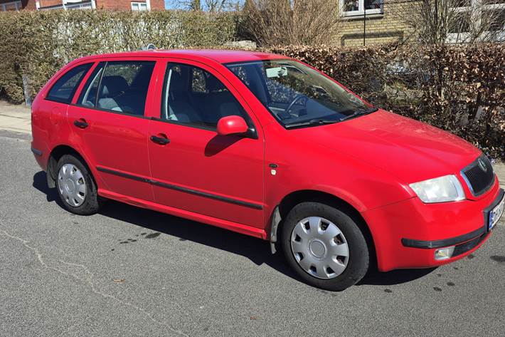 Rød Skoda Fabia fra 2001