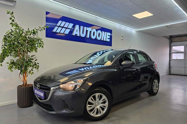 Grå Mazda 2 fra 2015 set udefra