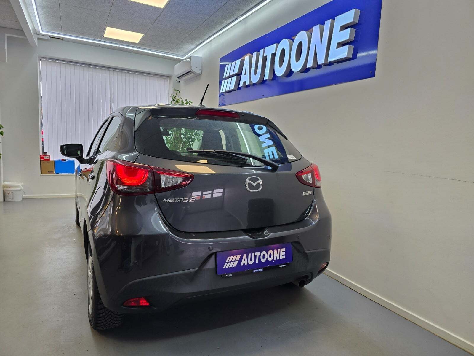 Grå Mazda 2 fra 2015