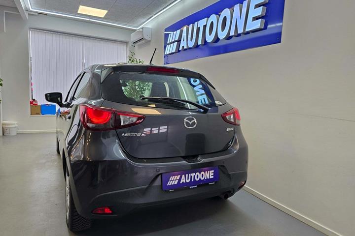 Grå Mazda 2 fra 2015