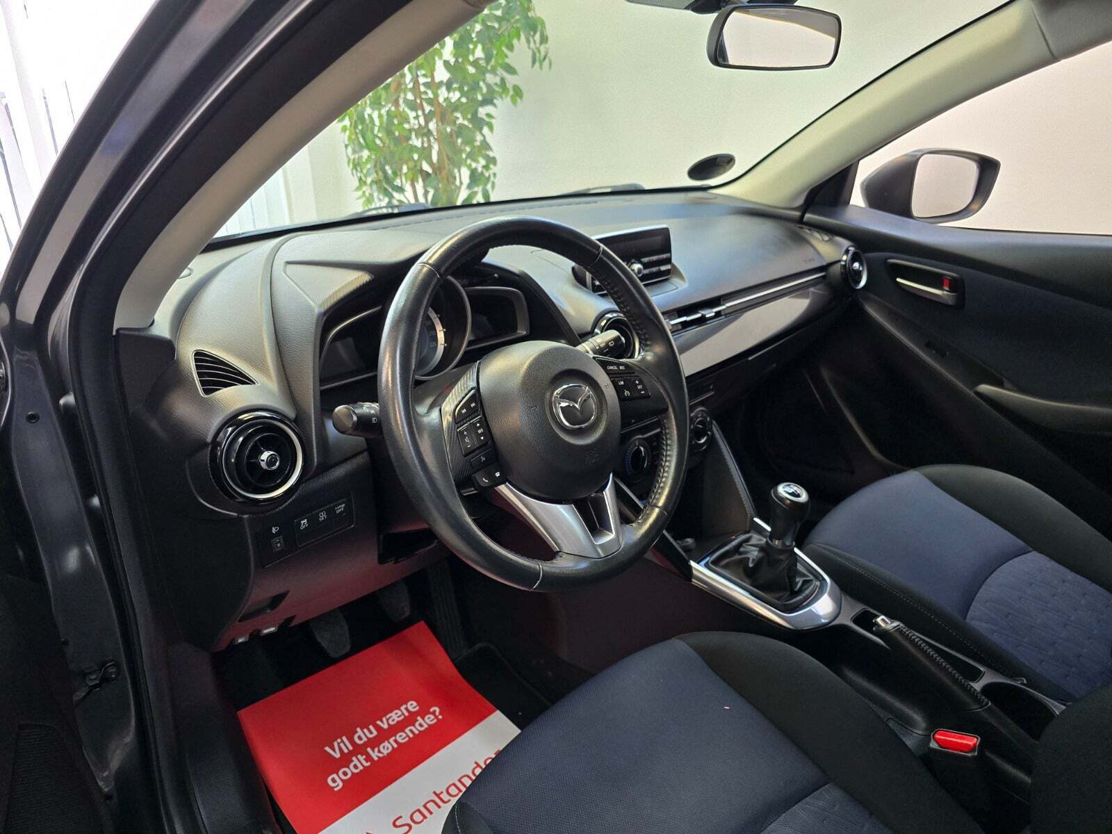 Grå Mazda 2 fra 2015