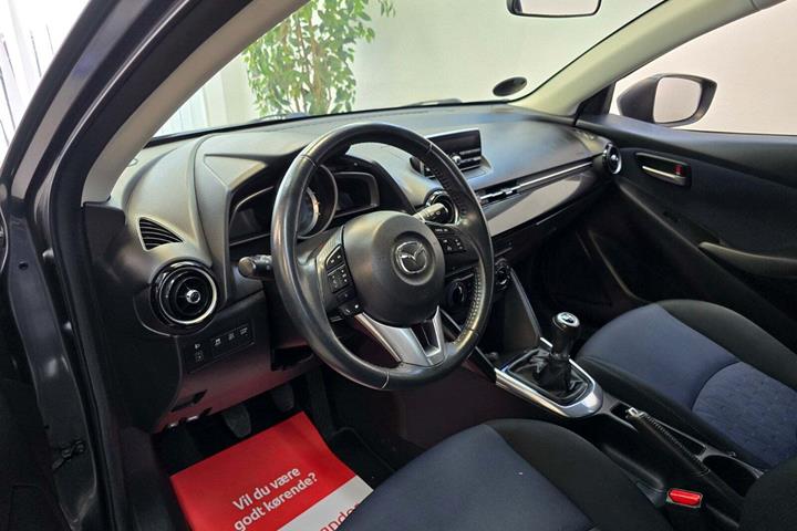 Grå Mazda 2 fra 2015