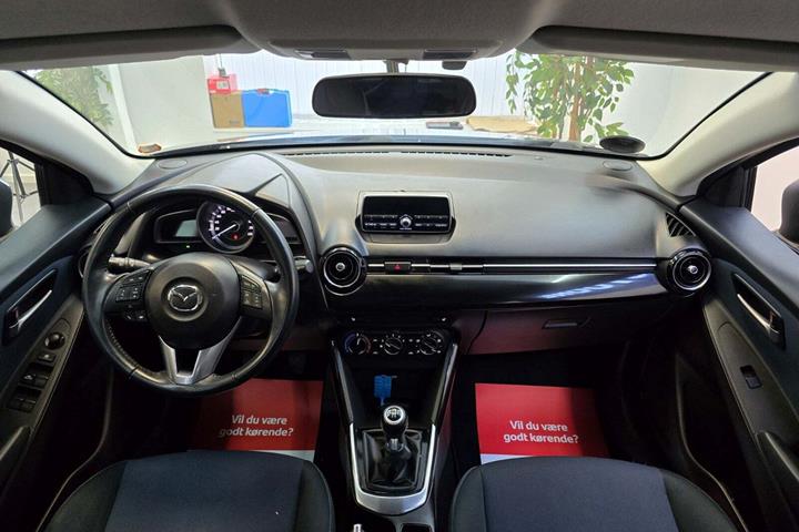 Grå Mazda 2 fra 2015