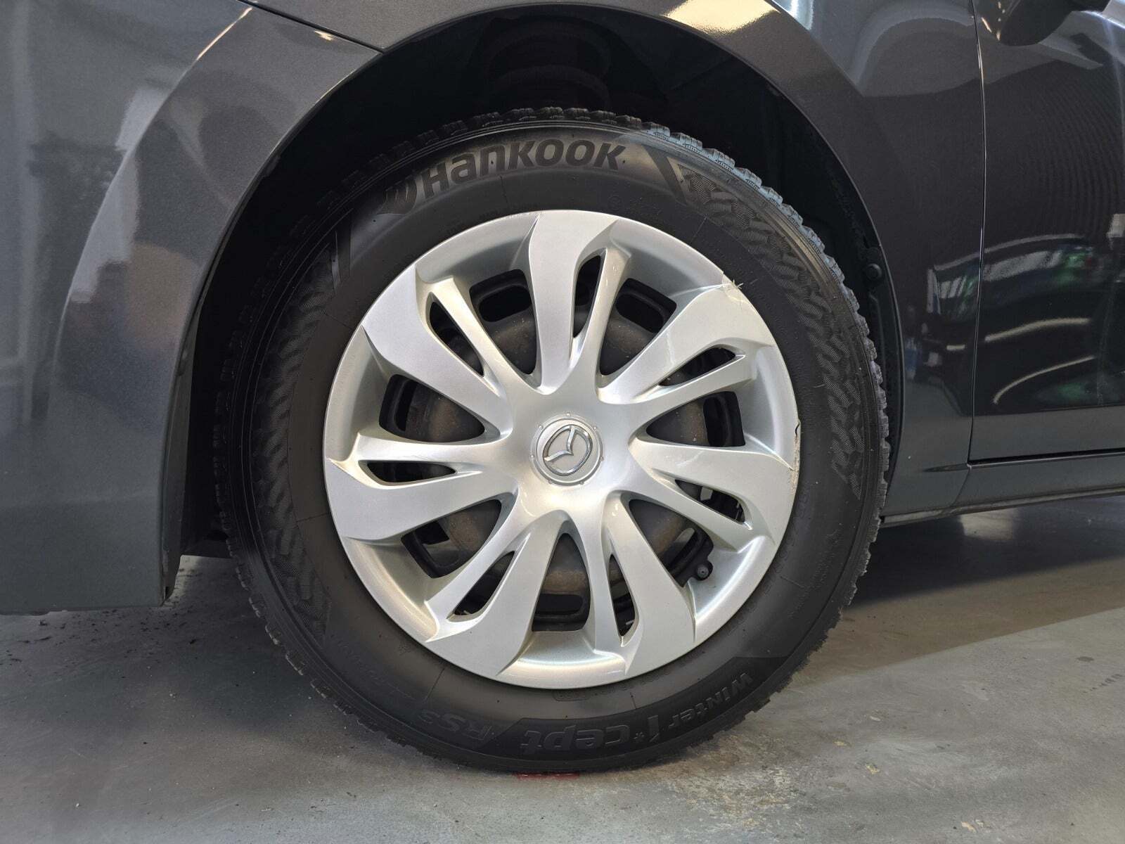Grå Mazda 2 fra 2015