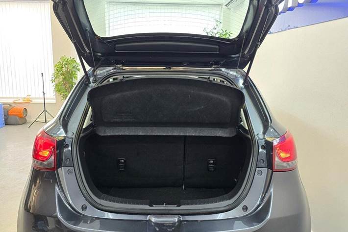 Grå Mazda 2 fra 2015